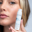 applicazione crema-siero contorno occhi Pure Skin